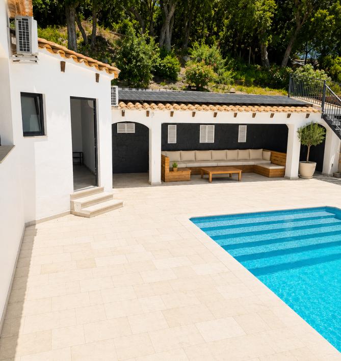 Swimming pool and sun deck of the villa
